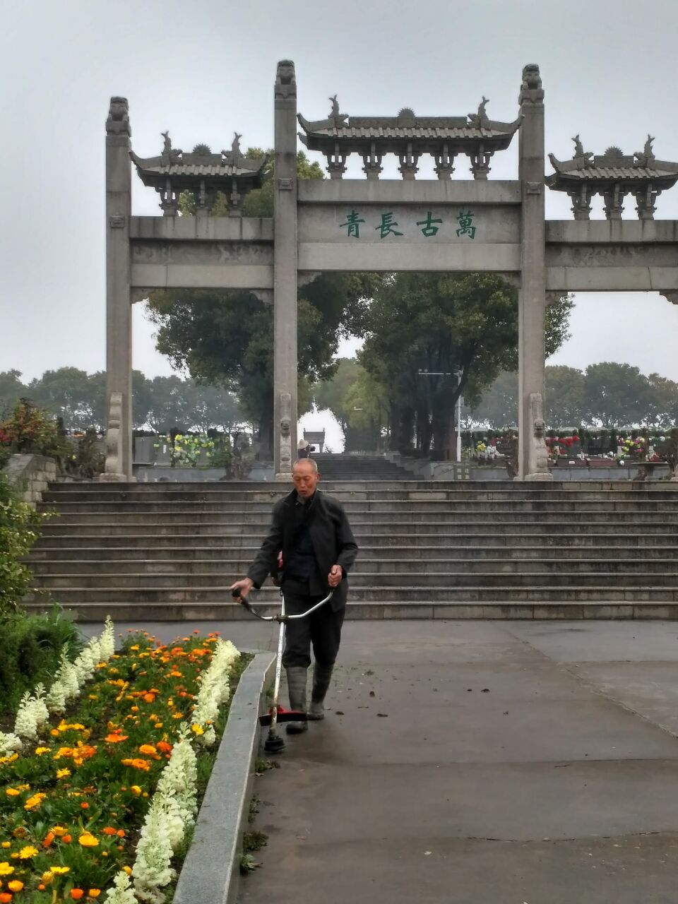 清明前夕参观烈士陵园,荆州最大的墓地在哪里