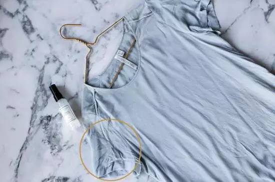 衣服皱巴巴的咋能穿出门,衣服皱起来了不用熨斗怎么弄平