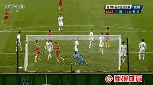 这一群中小学生像职业球员一样在踢球！