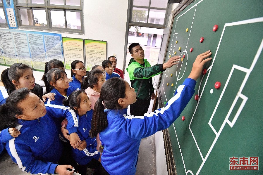 “铿锵玫瑰”驰骋绿茵场