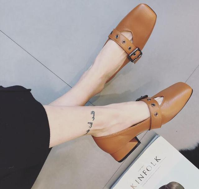 今年流行奶奶鞋,最近很火的时尚奶奶