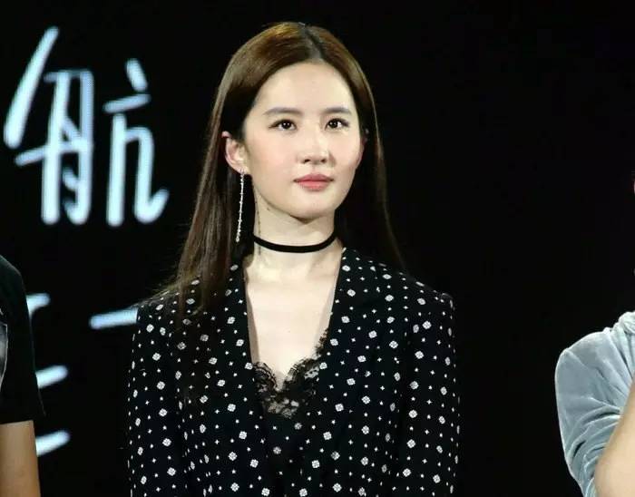 中分发型是怎样的,中分碎盖发型怎么处理