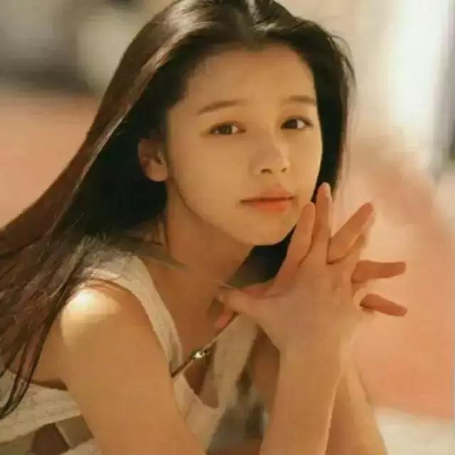 中分和侧分哪个显脸小,选对了发型才会有改变