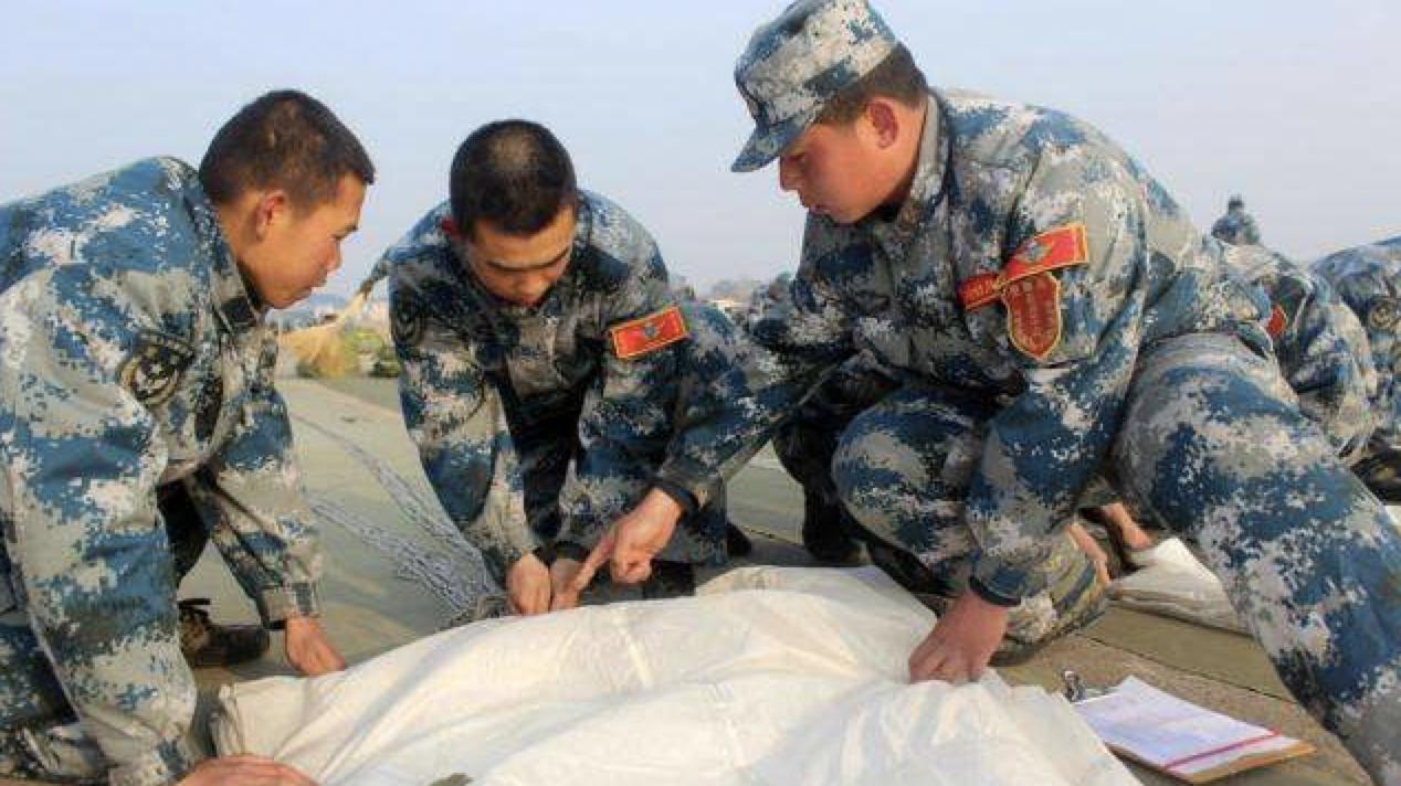 打仗时伞兵的伞会回收吗,伞兵降落后伞具怎么处理