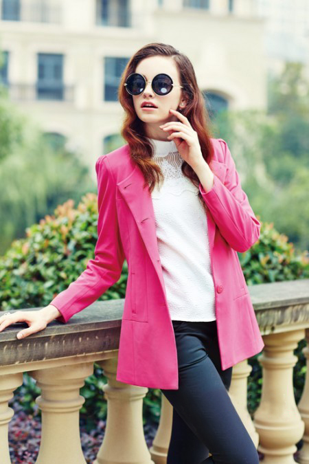 什么样的玫红颜色好看,玫红色衣服配什么颜色好看