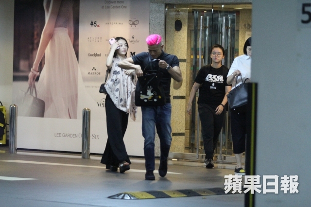 城嫂方媛的半年时尚进程，淘宝卖女装三百有交易自己则穿迪奥春装