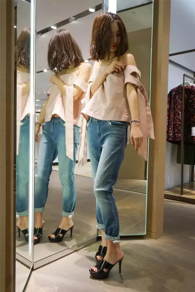 不敢去大牌店试衣服的年轻姑娘，可能永远不知道自己有多美