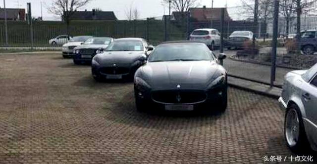 德国最著名的汽车店，屋内塞满豪车，玛莎拉蒂宾利只能停在外面