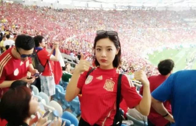 当女球迷穿球衣的时候,她们在穿什么?