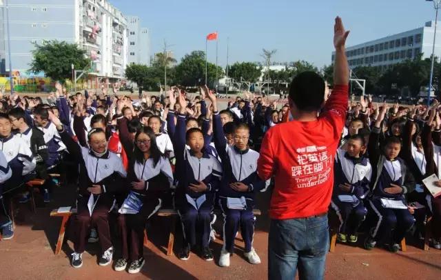 平潭岚华中学首期“李阳疯狂英语”国际英语周开启！