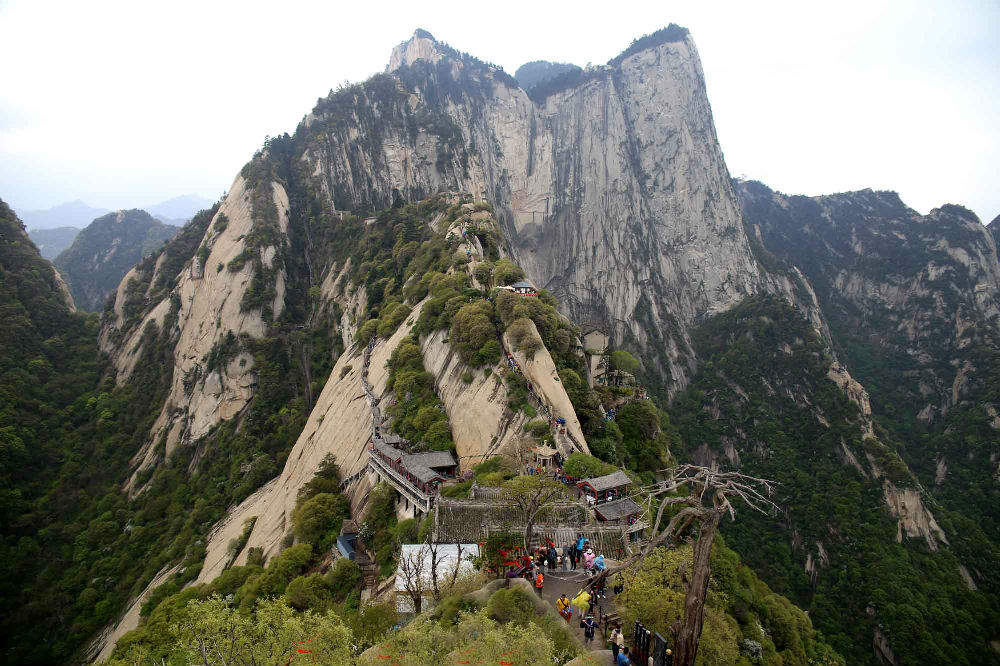 不到华山不知山之奇险,不登华山不知山峰之险