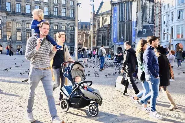 这个单身姑娘一个人一台车一年行走二十多个国家