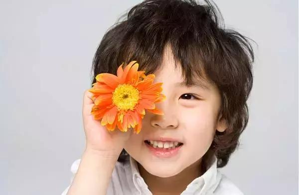 幼儿不喜欢和别的小朋友玩怎么办,小孩上幼儿园不与小朋友玩怎么办