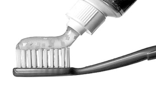 牙膏的神奇妙用很多人都不知道,一招告诉你牙膏的妙用