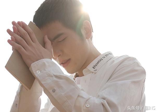 萧敬腾雨神去沙漠百年一遇大雨,雨神萧敬腾一回屋就停雨了