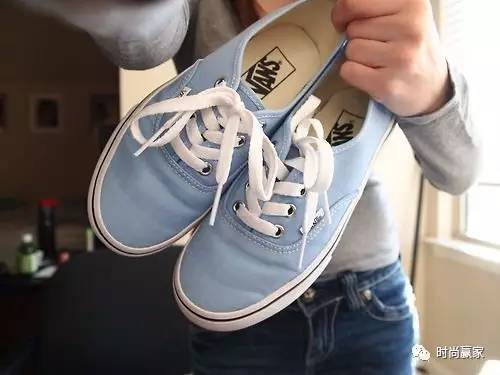 缤纷清爽的粉蓝色系球鞋，摇身成为漂漂型格少女