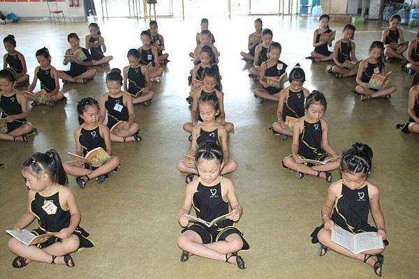 “三爱文化”是学院非常重视的教育方向《爱国爱家爱自己》