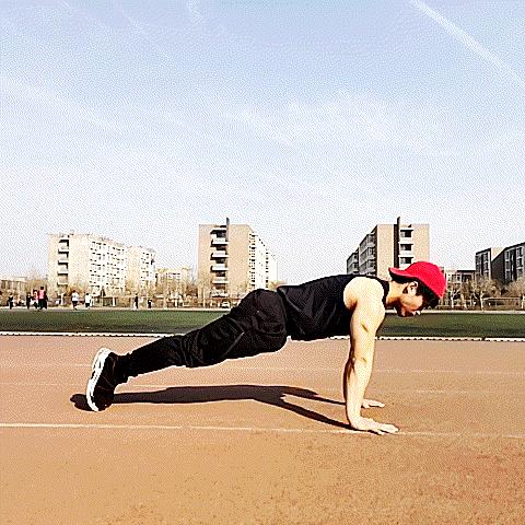 每天200俯卧撑坚持一年半了想放弃,每天坚持练100个俯卧撑好不好