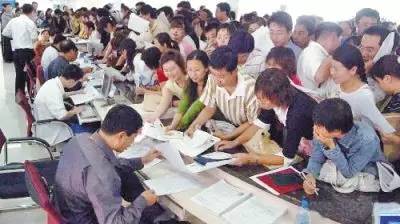 只因一个座位?庄里年轻母亲掀翻餐盘,洒老人一身牛奶,合适吗?