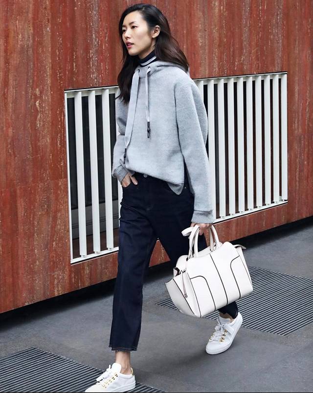 刘雯最新穿搭卡其色老爹鞋,刘雯穿的运动鞋有哪些