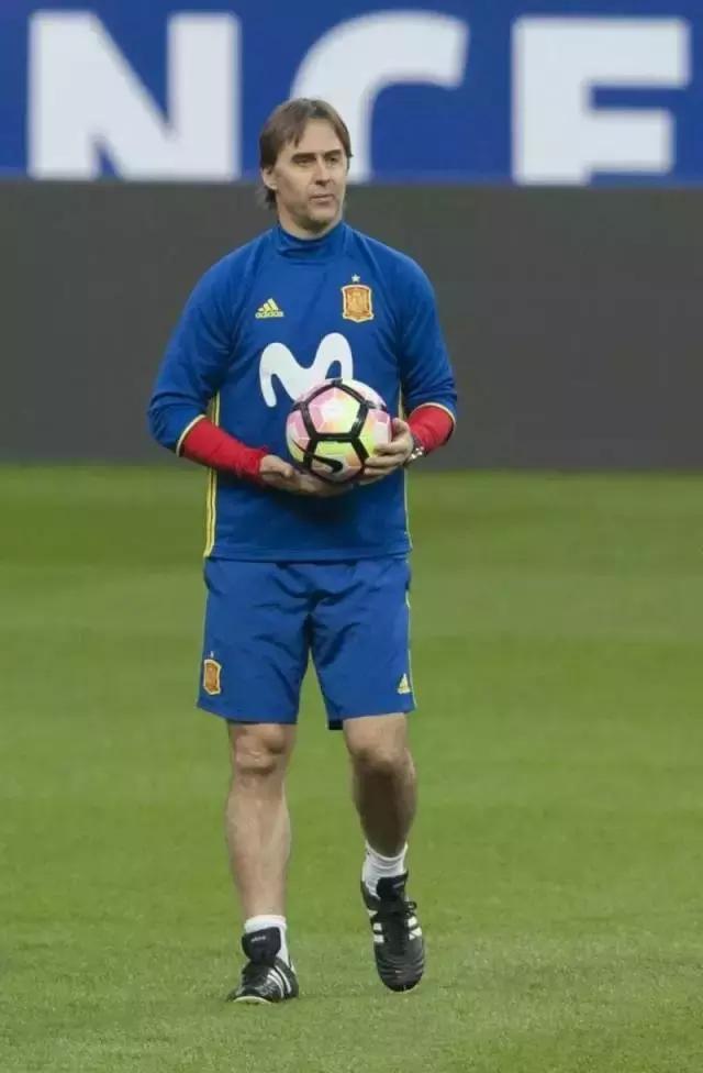 他们都穿什么篮球鞋,他们穿着什么用英语怎么说