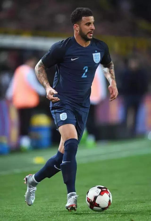 他们都穿什么篮球鞋,他们穿着什么用英语怎么说