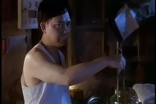 星爷金刚腿和铁头功,还记得功夫巨星李小龙吗