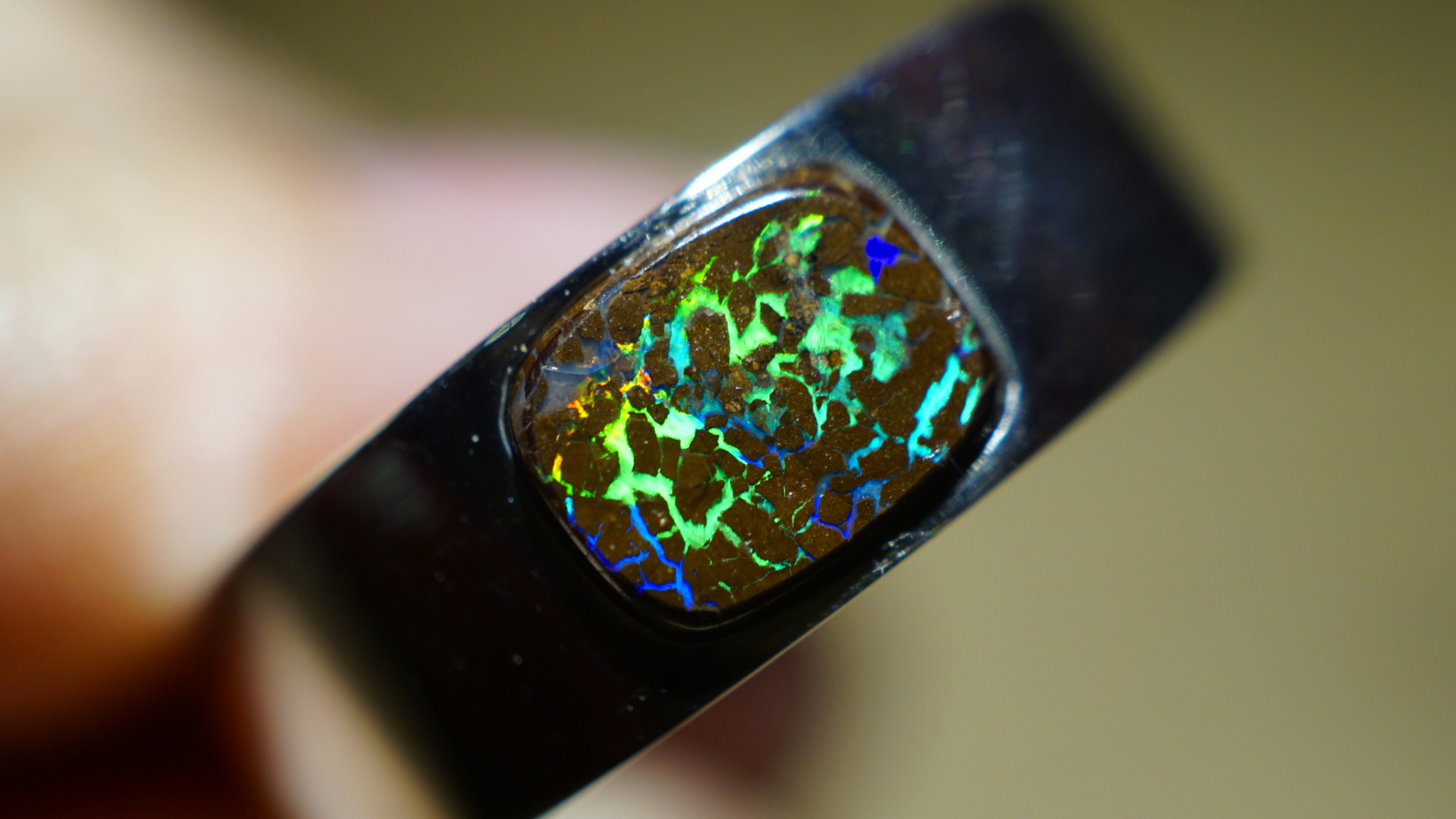 欧泊宝石哪一种颜色的最贵,欧泊宝石哪一种颜色的最珍贵