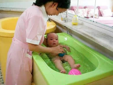 新生儿出生十天洗澡怎么洗,在家给宝宝洗澡还是去洗澡地方洗