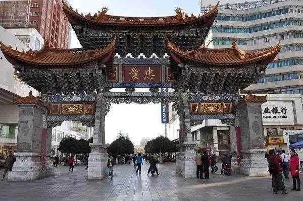 专坑游客10条街,专坑外地人的小吃街