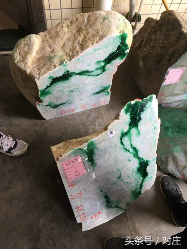 翡翠原石切割大涨开出帝王绿,翡翠原石切出来大涨的视频