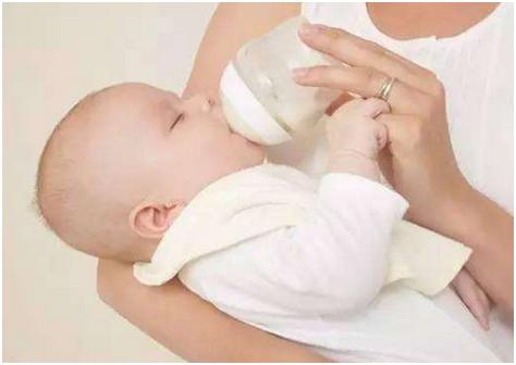 奶粉喂养的宝宝什么时候喝水,宝宝不肯喝水可以加点奶粉进去吗