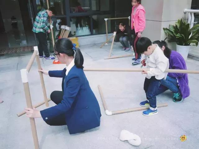 小朋友搭建小屋视频,户外小屋搭建