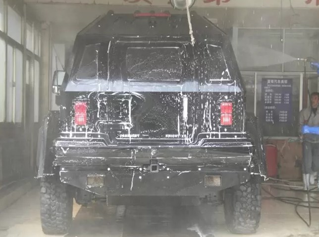 1500万骑士十五世去洗车房，工作人员直摇头：我们不洗装甲车