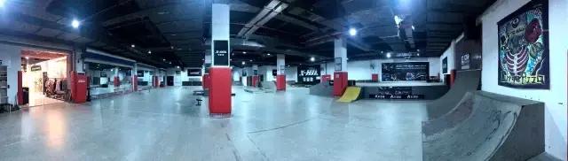 图是认真的，他们的衣橱里只有一件衣服：皮夹克