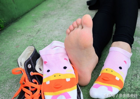 脚部粗糙干裂怎么办 (脚干裂一招搞定)