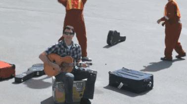 美联航弄坏吉他最后处理结果 (美联航摔吉他)