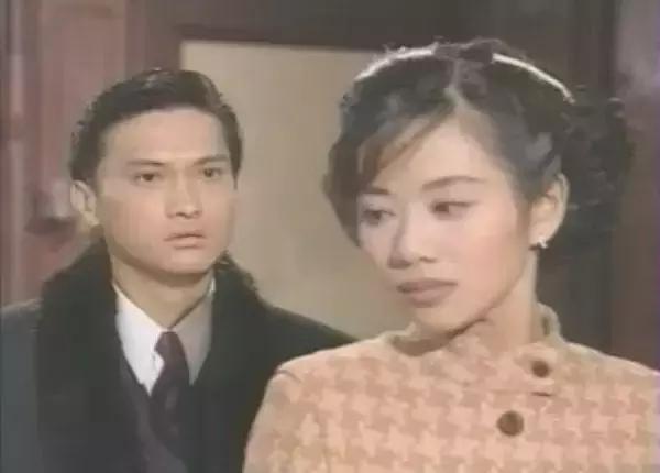 被母亲虐打逼做歌星，但却被骗光财产，如今时隔11年重回荧幕