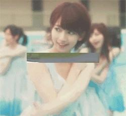 女朋友欠我四块钱，听口气还不想还，我该怎么做？