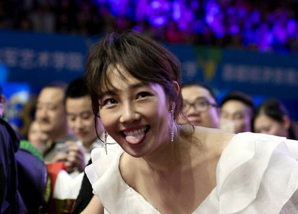 白百合吹拉弹唱一条龙的节奏，再爆被伸入裤中揉臀