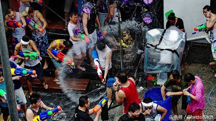 泼水节接吻情侣遭围观,泼水节情侣接吻遭围观