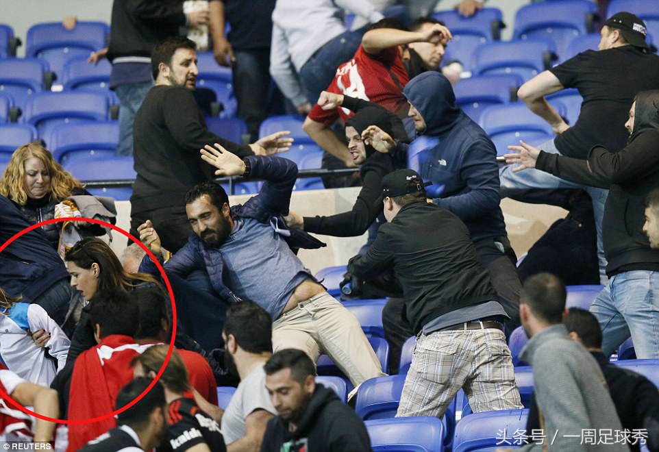 土耳其球迷持角旗暴打守门员,土耳其球迷暴打球员