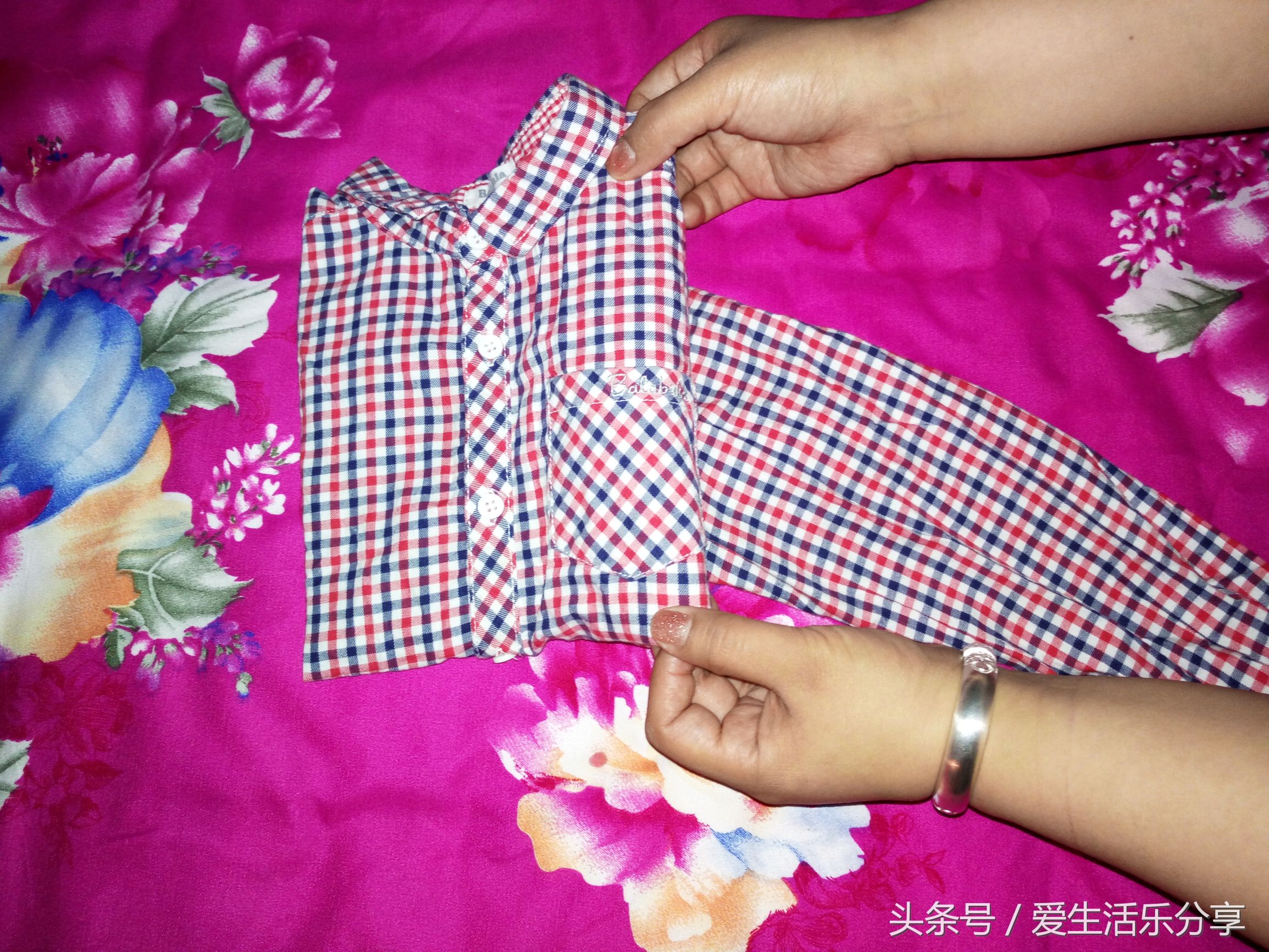 如何快速地叠好毛衣服,如何快速叠好衣服