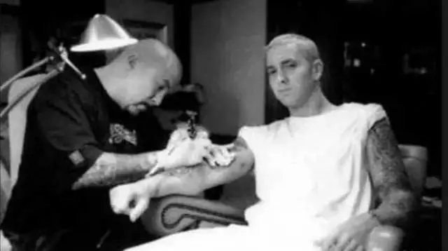 他是众多嘻哈巨星的*用御**纹身师,街头的孩子们都想花大钱请他纹身