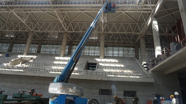 体育中心草坪施工,足球场草皮维护过程