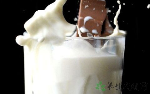 宝宝喝牛奶好还是羊奶粉好,宝宝喝牛奶会上火吗