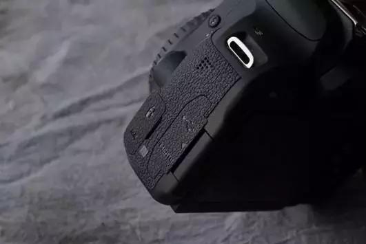 佳能800d与77d哪个更好有什么区别,佳能77d和佳能800d哪个值得入手