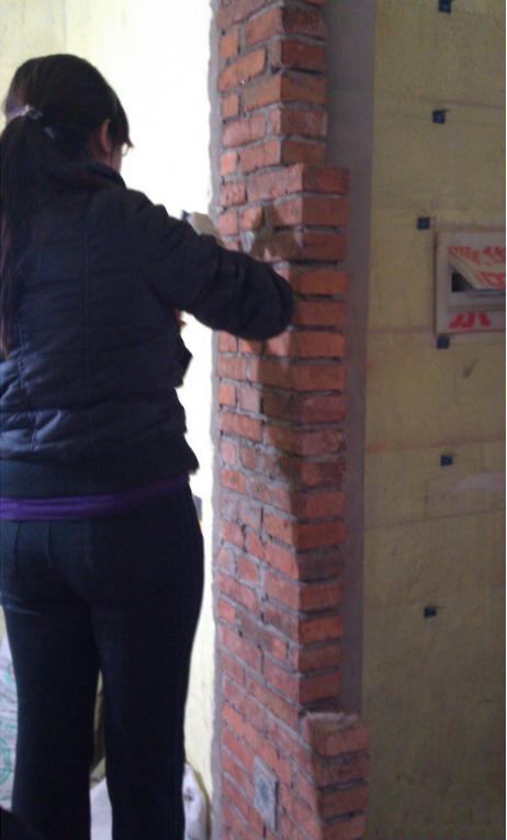 昨天，发现刚砌好的书架变色了，丑死了！师傅竟说用醋浇一下就好