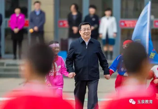 校园足球赛获冠军的喜报,足球代表队获全市冠军