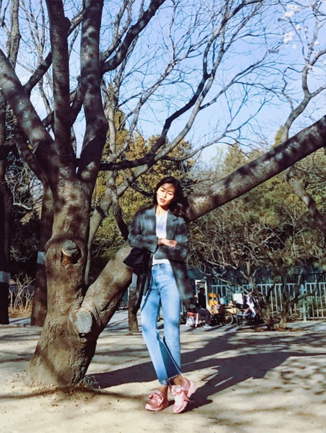 刘雯最新穿搭卡其色老爹鞋,刘雯穿的运动鞋有哪些